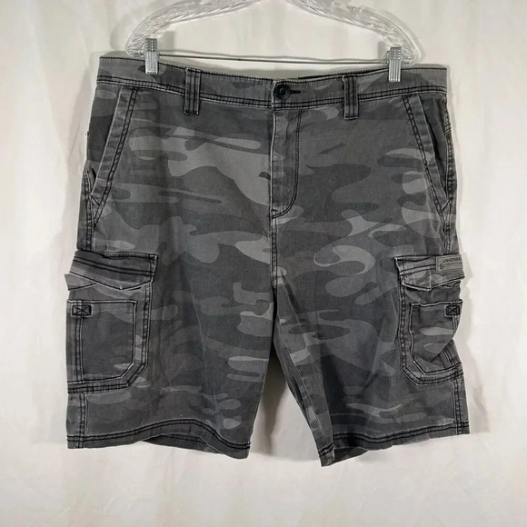 Unionbay Camo Cargo Shorts Men's 42 Grey Button Zip Side Pockets - Picture 1 of 11